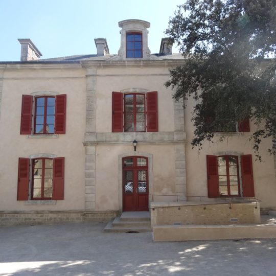 facade-entree-presbytere-saint-cosme-sarthe-bichot-menuiserie